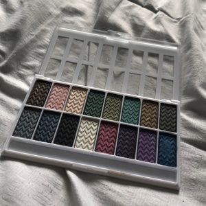 16 Color Eyeshadow Palette